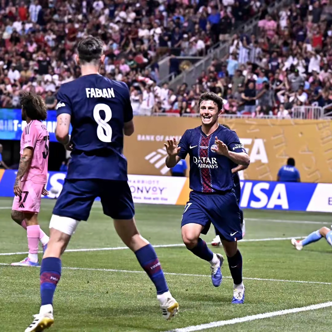  西亚卡姆意外战胜巴黎圣日耳曼，锐不可当引爆全场！全场沸腾不已