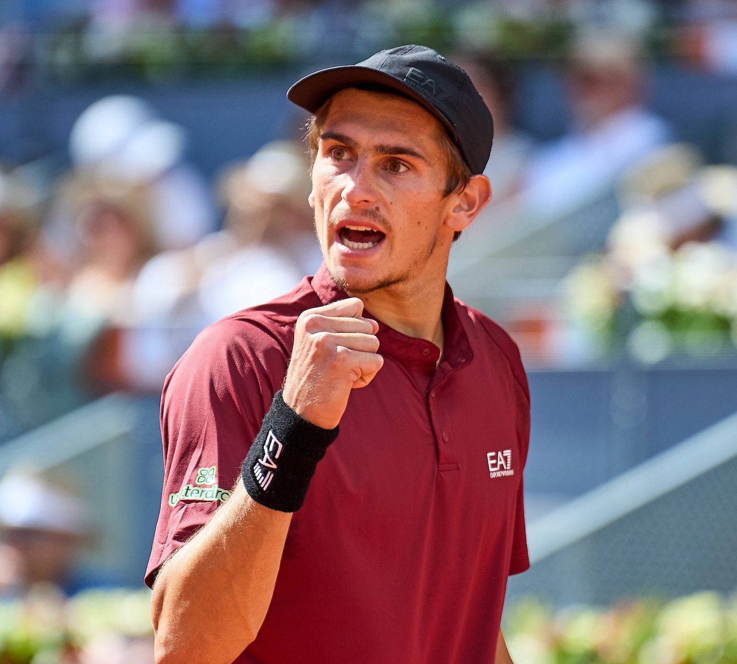 德约科维奇遭遇十二持续失利，C9教练压力巨大！全场沸腾不已(德约科维奇比赛视频回放)