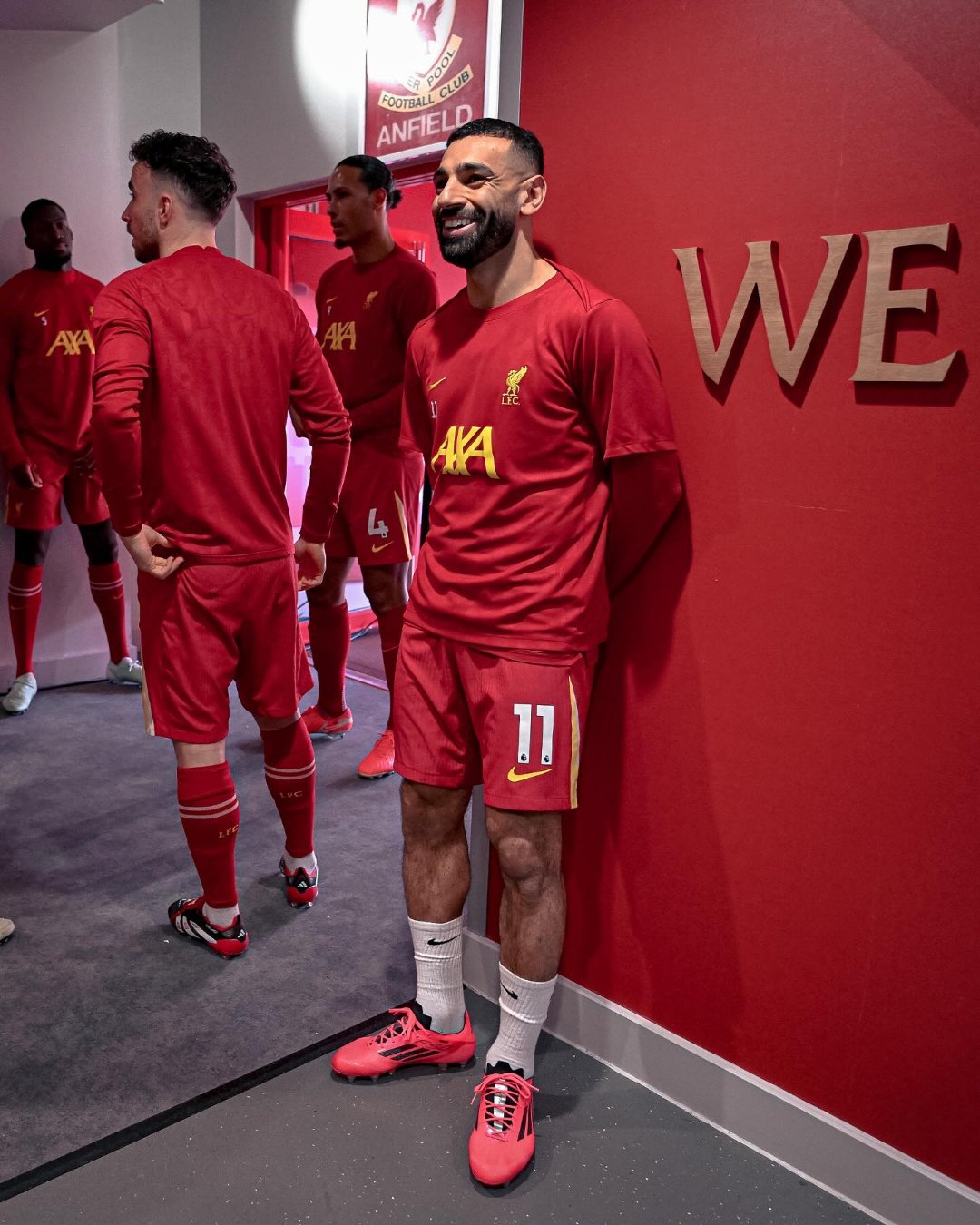  萨拉赫重返赛场，比赛局势复杂首场状态出色，雄鹿观众沸腾！观众掌声雷动