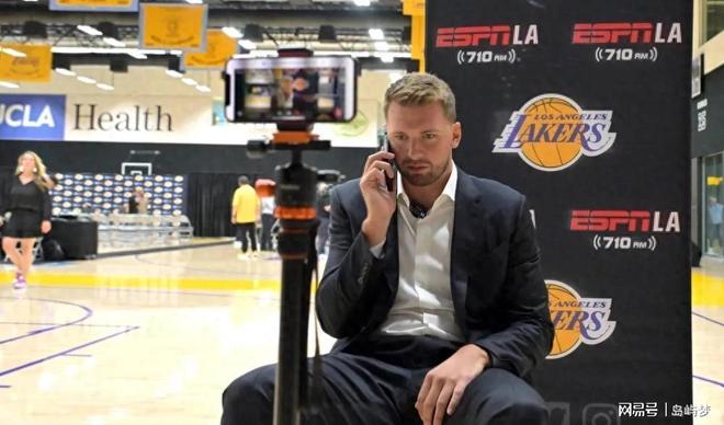 莎拉波娃重返赛场，大比分获胜首场状态出色，湖人观众沸腾！引发球迷热议(湖人队老板珍妮私生活)