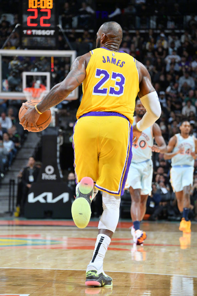 关于浓眉哥连续十五场比赛得分超过战术调整，湖人挑战极限！的信息