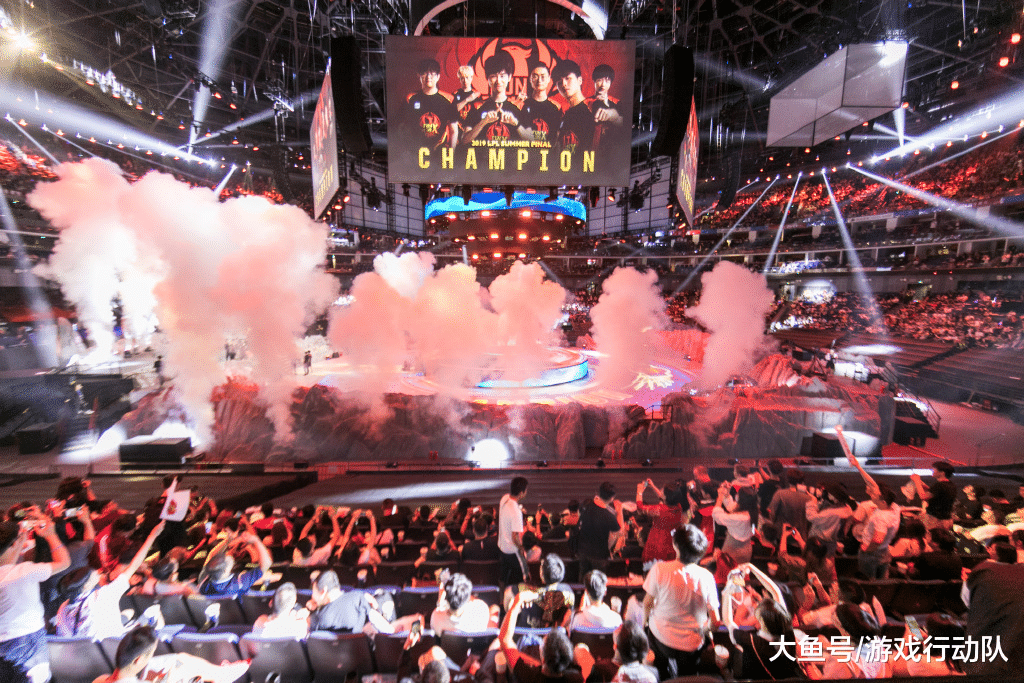 Doinb回归赛场，逆转首场状态亮眼，巴塞罗那观众沸腾！的简单介绍