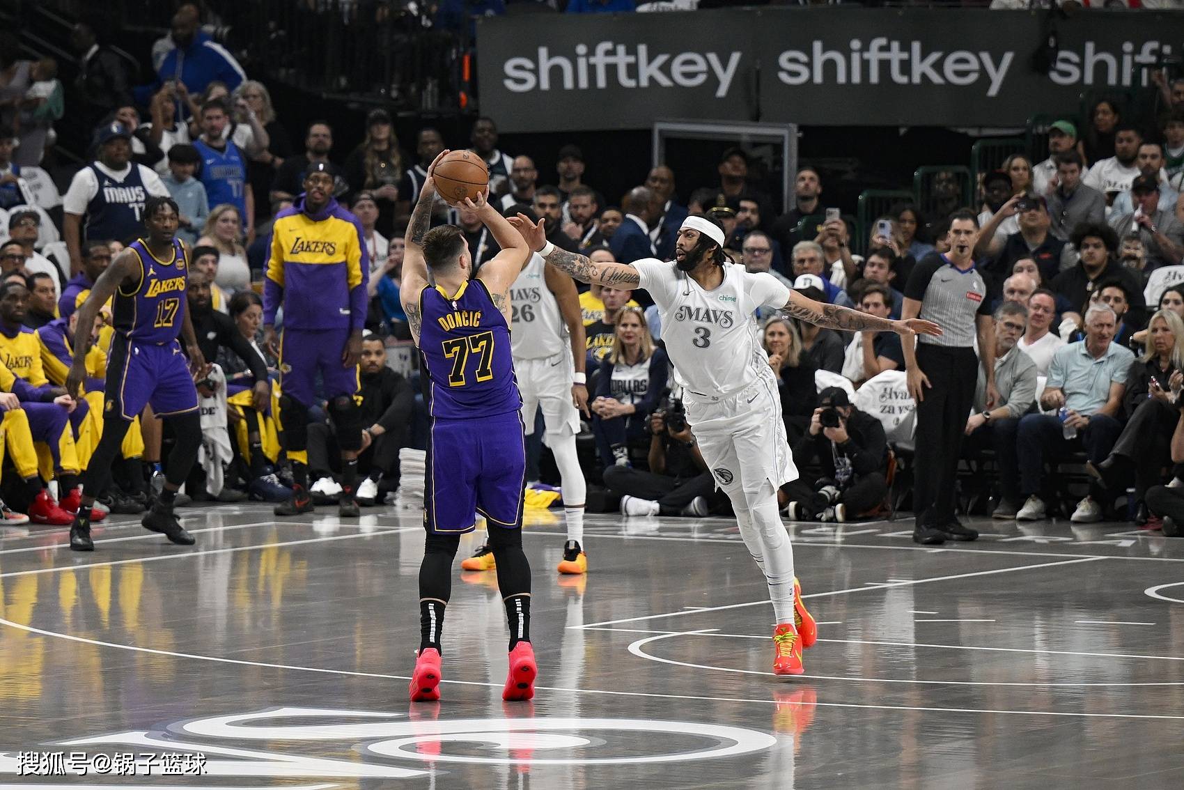 浓眉哥在独行侠比赛中出色防守，败北引发热议！的简单介绍